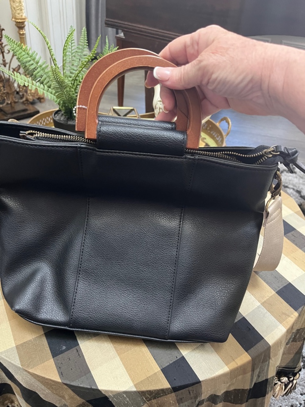 Source Unknown Black Shoulder Bag with Brown Wooden Handles
